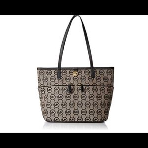 NWT Michael Kors Medium Pocket Kempton Signature